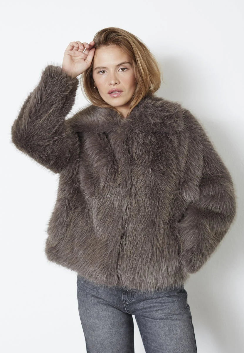 COCOUTURE - kita cc furry jacket