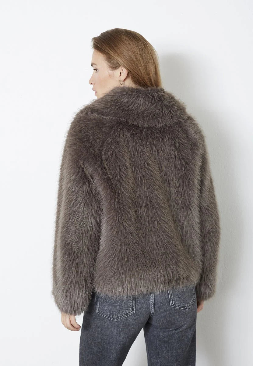COCOUTURE - kita cc furry jacket